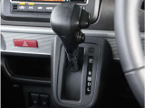 【シフトレバー】シフトもとても操作しやすいデザインになっております。運転する人の事を第一に考えた操作性の高い仕様です。