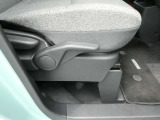 運転席シートには手動式のシートリフター機能が備わっています。