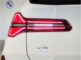 スタイリッシュに研ぎ澄まされたリアビュー。LEDライトがより引き締まったスタイルを実現。急ブレーキ時にはハザードランプ自動点灯し後続車への注意を促します。