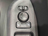 キーフリー連動で施錠時に格納します。降車の直前まで後方確認ができ、閉じ忘れも防げます。