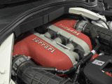 6.5L V12自然吸気エンジンを搭載し、725cvの力強いパワーと滑らかな加速を提供します。
