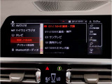 【ⅰドライブナビゲーション】文字情報も鮮明に表示する高解像度カラーディスプレイを採用。視認性に優れた地図デザインと特徴的な建造物を目印にした描写表示で現在位置を把握できます。地図データの更新も可能です
