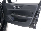 運転席ドアの全景です。キャビンを彩るすべてのものに、機能を形にした美しさが備わっています。