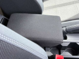 フロントアームレストで街乗りから長距離走行まで快適な運転を。