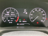 視認性の高いメーターデザインで、車の状態をひと目で確認できます。シンプルで分かりやすい表示で、運転に集中できます。