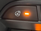 【ステアリングヒーター】冬場に冷たくなりやすい革巻きステアリングを、スイッチ一つで素早く適温に!エアコンよりも早く温まってくれるので、寒い日の運転も快適になりますね♪