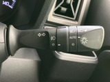 直感的な操作で、安全な車線変更をサポート。視認性の高いデザインで、周囲の状況を確認しながら運転できます。