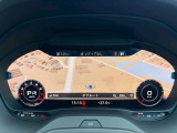 バーチャルコックピットに地図画面拡大で表示した画像です。周りの状況を広く把握出来ることに加えナビゲーション利用中の視線移動を少なくして安全運転に寄与します。