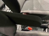運転席にはフロントセンターアームレスト。
