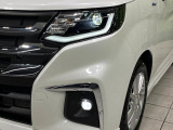【LEDヘッドライト】悪天候や夜間走行時も良好な視界を確保し安心して運転できる高輝度LEDヘッドライトを装備!点灯速度が早く、消費電力も抑えられています。