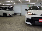 当店では専任のメカニックが大切なお客様のお車を一台一台丁寧に整備いたします。自社認証工場にてリフトアップし下回りまでキッチリ検査いたします。