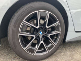 【BMWアロイホイル】軽量かつ強度に拘ったアロイホイル。走行性能ポテンシャルを引き出す設計。車の足元を引き締めてくれる大きなポイントはアロイホイルです。