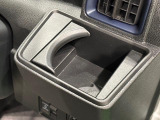 運転席側掘り込み式カップホルダー