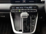 左右独立温度コントロールフルオートエアコンです。運転席、助手席それぞれで独立して温度設定ができます。冷え性の方が乗っても安心ですね♪