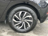 純正15インチアルミホイールが装着されております。モデル別にデザインされておりこちらの車両を足元からイメージに合うように考えられております。車のデザインを印象付けるのではないでしょうか?