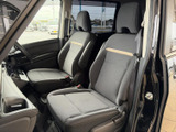 シンプルで落ち着いた空間が、運転者の集中力を高めます。使いやすさを重視した、機能的なデザインが特徴です。