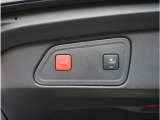 【パワーバックドア】スマートキーや運転席のボタンを押すだけでリアゲートが自動で開閉します。両手に荷物を持っている時や高い位置のバックドアを閉める際に便利な機能です。