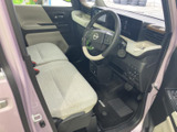 シンプルで使いやすい内装空間。運転席からの視界も良好で、安心して運転を楽しめます。