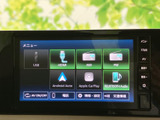 多彩な接続端子を備え、スマートフォンとの連携も可能です。お好みの音楽やナビアプリを存分にお楽しみいただけます。