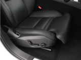 フロント二座には座面長を伸張させるエクステンション機能を搭載。シートクッションの側面にあるマルチファンクションコントロールを使用してシートクッションの長さを調節することができます。