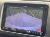 【バックカメラ】駐車時に後方がリアルタイム映像で確認できます。大型商業施設や立体駐車場での駐車時や、夜間のバック時に大活躍!運転スキルに関わらず、今や必須となった装備のひとつです!