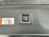 電動式バックドアです。 荷物を持ったままでもボタン一つで自動的に開け閉めできるので便利ですよ。 挟み込み防止機能も付いていますのでお子様の手や荷物を挟み込むのを防いでくれますよ。