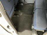 しっかりと汚れ、砂ぼこりを落とし足元まで清潔な車内空間を作り上げております♪