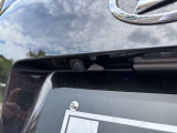 【バックカメラ】後退時に車両後方の映像をモニターに映す機能。目視できない死角を確認でき、衝突事故を防ぎます。駐車が苦手な方だけでなく全てのドライバーに必須の安全装備です。