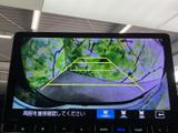駐車支援機能が搭載されており、安全にバックをサポート。映像を鮮明に表示し、見通しの悪い場所でも安心して運転できます。運転の不安を軽減します。