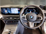 【ハンドル】ドライバーとBMW車の一体感がダイレクトに伝わるステアリングホイール。形状・太さへの拘りに加えて、操作性を高める為にスイッチ類も配置。クイックかつ安定のドライビングを体感下さい!