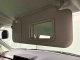 ちょっとした身だしなみチェックができるバニティミラー付き運転席・助手席サンバイザー,運転席側にはチケットホルダーも付いてます