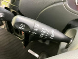 視界を良好に保つワイパー操作は、雨天時でも安全運転をサポートします。レバー操作も軽く、快適なドライブを演出します。