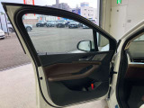 アンビエントライト:直接照明と間接照明を組み合わせて車内を印象深く演出し、寛ぎに満ちたインテリアの雰囲気を生み出します。