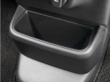 ◆センターロアボックス◆インパネ中央の下部には、ごみ箱としても使用する事ができるセンターロアボックスを装備しております。