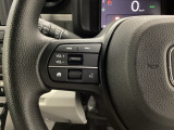 ステアリング左手側にオーディオ関連のコントロールスイッチを配置しています。操作時は視線を逸らすことなく運転に集中できます。