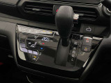 操作が簡単なシフトレバーですのでストレスなく運転が出来ますよ!