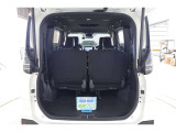 3列目のシートが左右に跳ね上げできますので、荷室の空間が広く自在に出来ます♪大きめの荷物も載せられそうですね♪