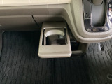 運転席/助手席どちらでも使えるカップホルダーです。