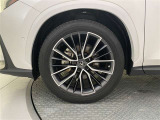 機敏さを引き立てる純正アルミ 235/50 R20 装着!