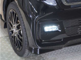 【フォグライト】スタイリッシュな印象を高めるとともに、悪天候時などの前方視界をサポートします。