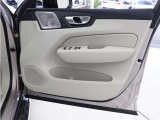 運転席ドアの全景です。キャビンを彩るすべてのものに、機能を形にした美しさが備わっています。
