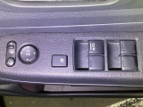 【パワーウィンドウスイッチ】ワンタッチで、パワーウインドウやドアミラーを操作できます。