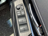 運転席扉内側部分です。【パワーウィンドウ】で窓の開け閉めもラクラクですね!