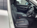 マツダは、まっすぐ座れる理想の運転姿勢を追求し、前輪位置やペダル配置を見直しています。オルガン式アクセルの採用により自然で正確な操作を可能にし、人馬一体の走る歓びを提供しています。