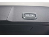テールゲートには、スイッチ一つで開閉可能な電動開閉機能を装備。また、リアバンパーの下で足を動かすだけで開閉できる、ハンズフリー・オープニング/クロージング機構も搭載しています。