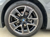 BMW純正アルミホイールです。納車時にはアルミホイールコーティングも承っております!是非ご検討下さいませ。