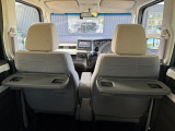 【シートバックテーブル】車内の後席で飲食をしていただけるシートバックテーブルを装備!お子様などの食事も快適にしていただけます☆