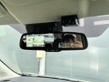 ルームミラーには、上から丸見えアラウンドビューモニターが写るので駐車が苦手な方には便利な装備になりますね♪