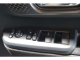 【運転席内ドア 】ミラー操作やウィンドウ開閉スイッチはドライバー目線で配置され、快適な操作性を実現!