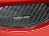 【無限 MUGEN 】ドアハンドルプロテクターは、ドア開閉時に爪などによる傷を防止できるだけでなく、カーボン調の シボ加工をすることでドアハンドルまわりをスポーティに演出します。